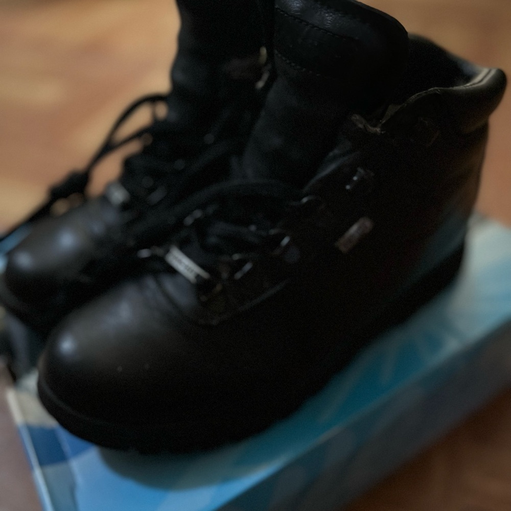 Vasque Sundowner boots. Black
